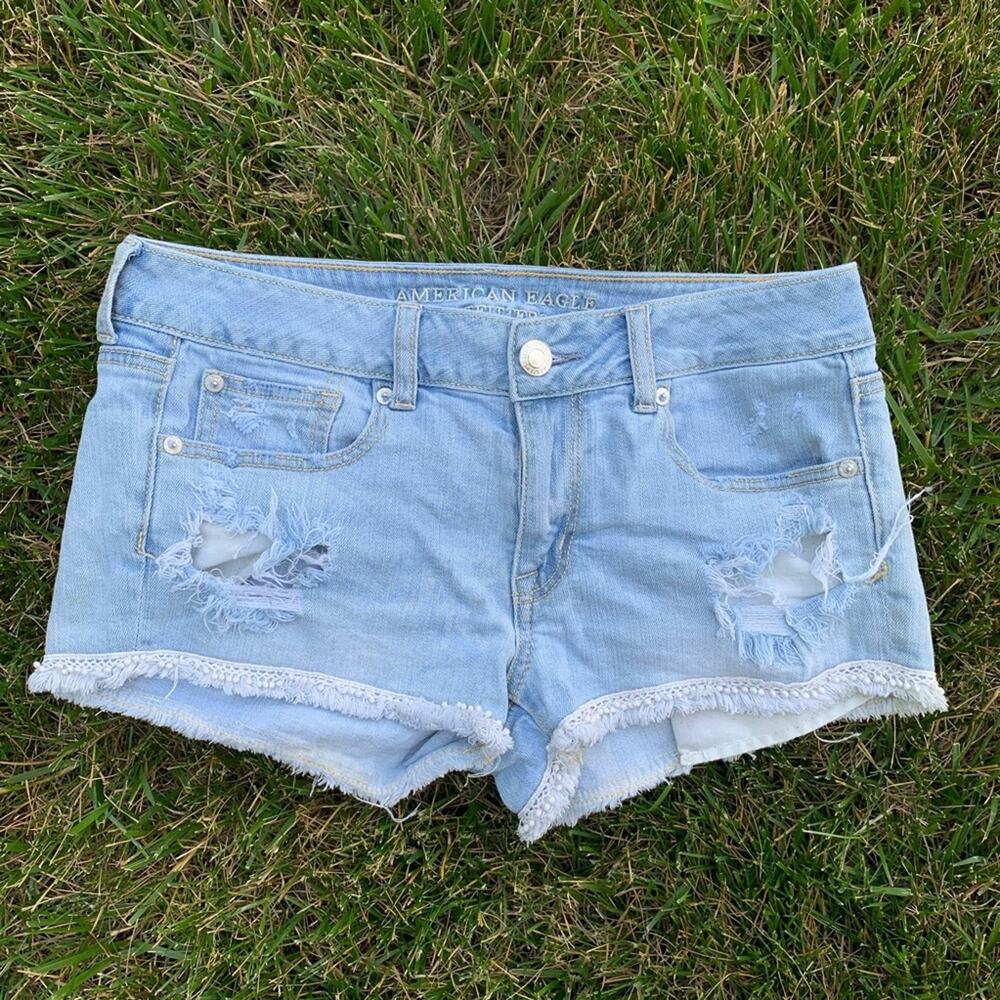 AEO distressed jean shortie shorts lace trim light wash Size 6